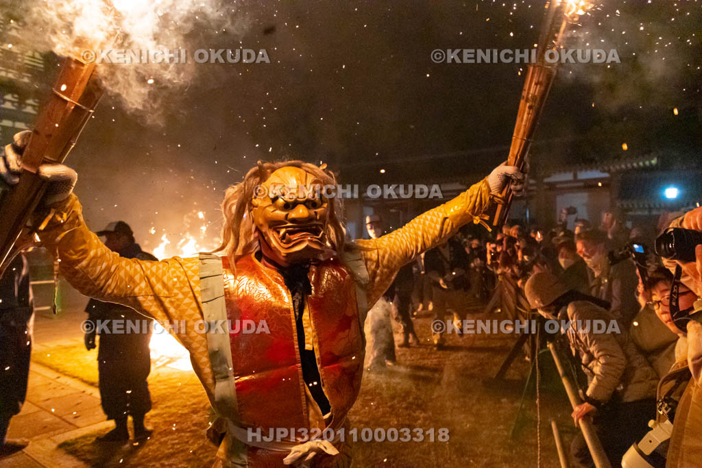 奈良県　薬師寺　修二会花会式　結願　鬼追式