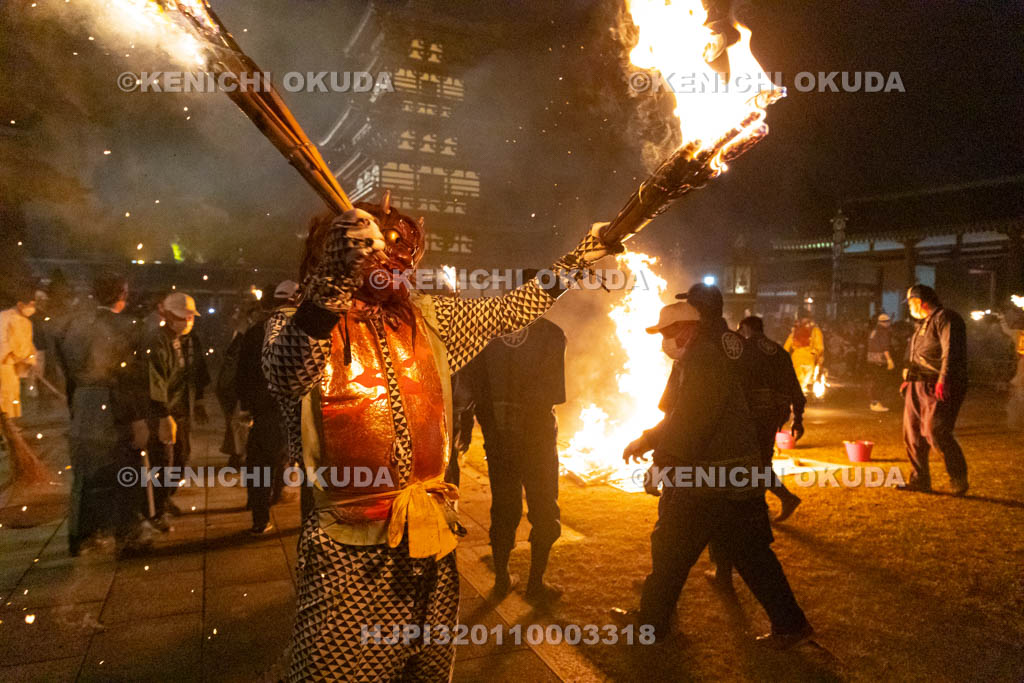 奈良県　薬師寺　修二会花会式　結願　鬼追式