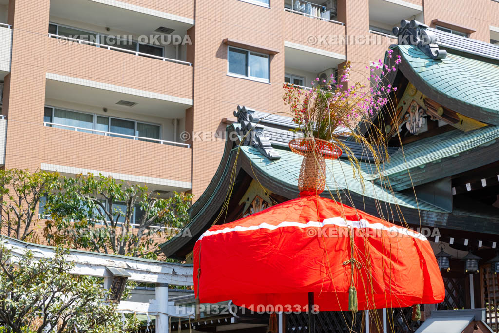 京都府　玄武神社　やすらい祭　拝殿と花傘