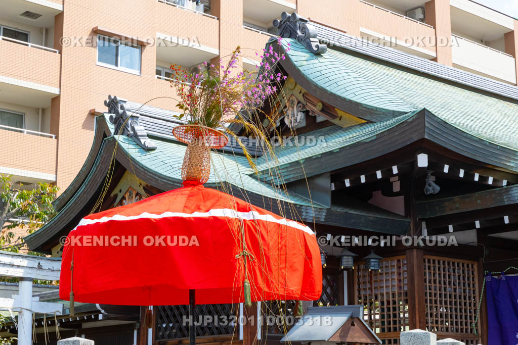 京都府　玄武神社　やすらい祭　拝殿と花傘