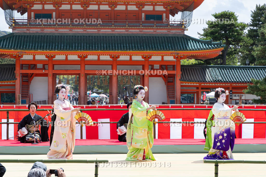 京都府　平安神宮　例祭翌日祭　神賑行事　舞妓奉納