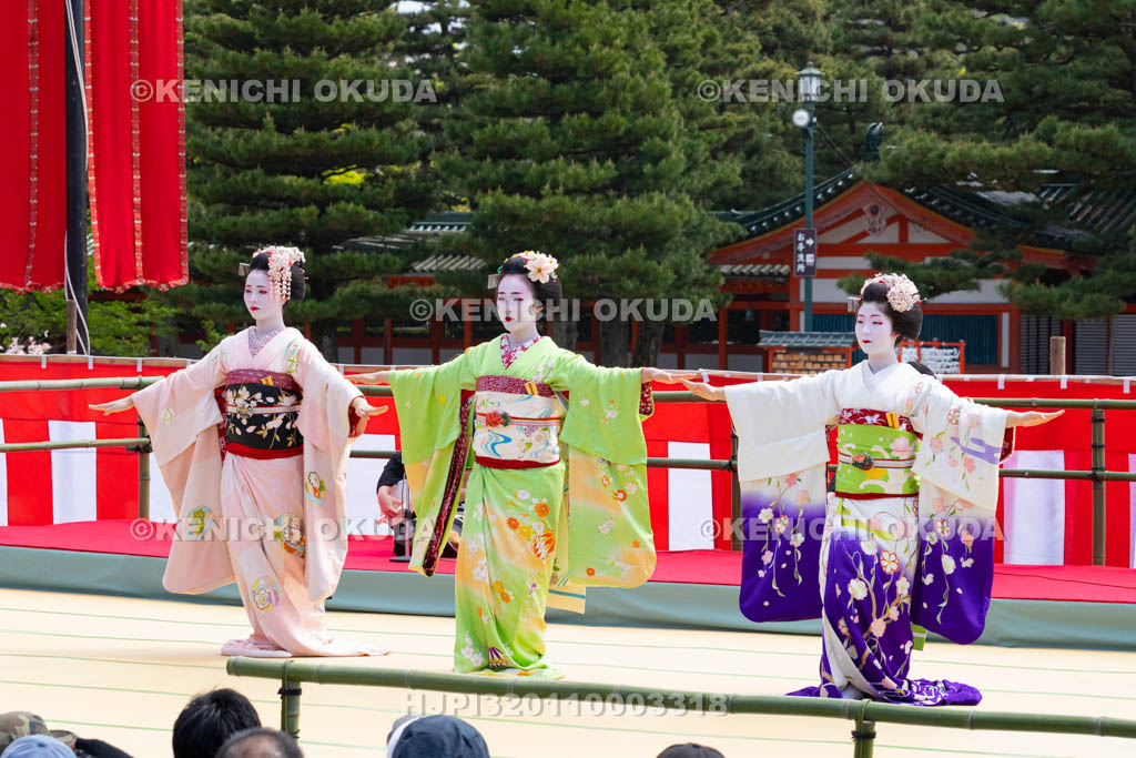 京都府　平安神宮　例祭翌日祭　神賑行事　舞妓奉納