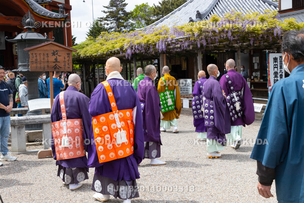 奈良県　興福寺　放生会　僧侶の参進