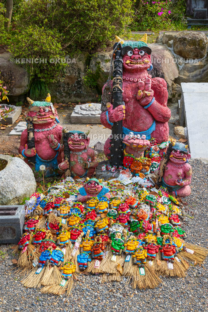 奈良県　壷阪寺（南法華寺）　鬼の像と魔除面