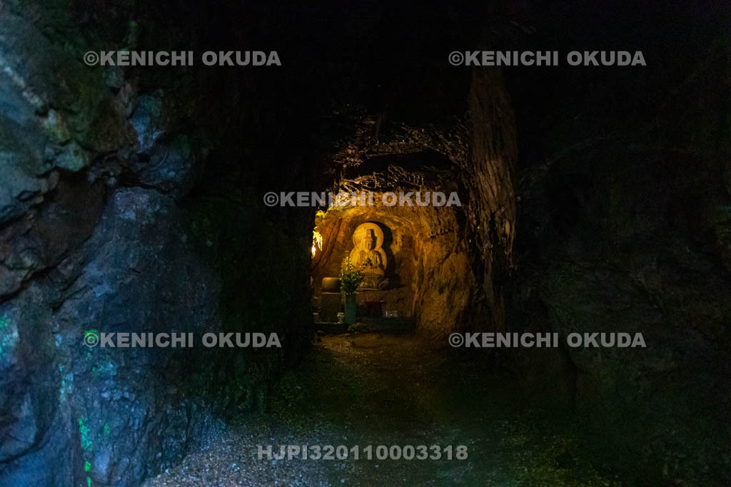 奈良県　岡寺　奥之院石窟堂（弥勒の窟）
