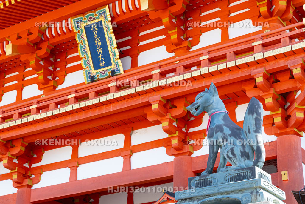 京都府　伏見稲荷大社　狛狐と楼門（重文）