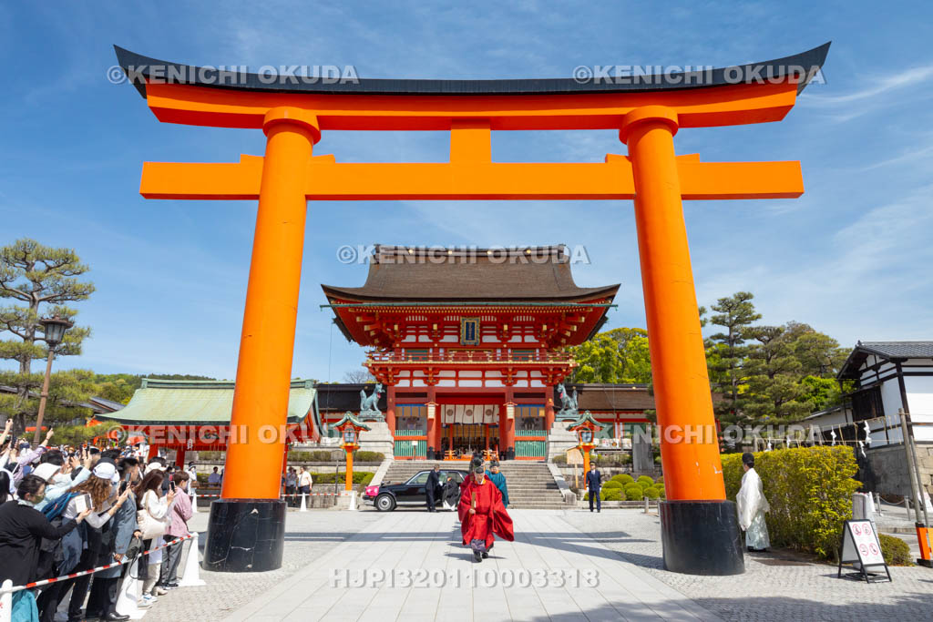 京都府　伏見稲荷大社　稲荷祭（神幸祭）　神幸出御（神職）