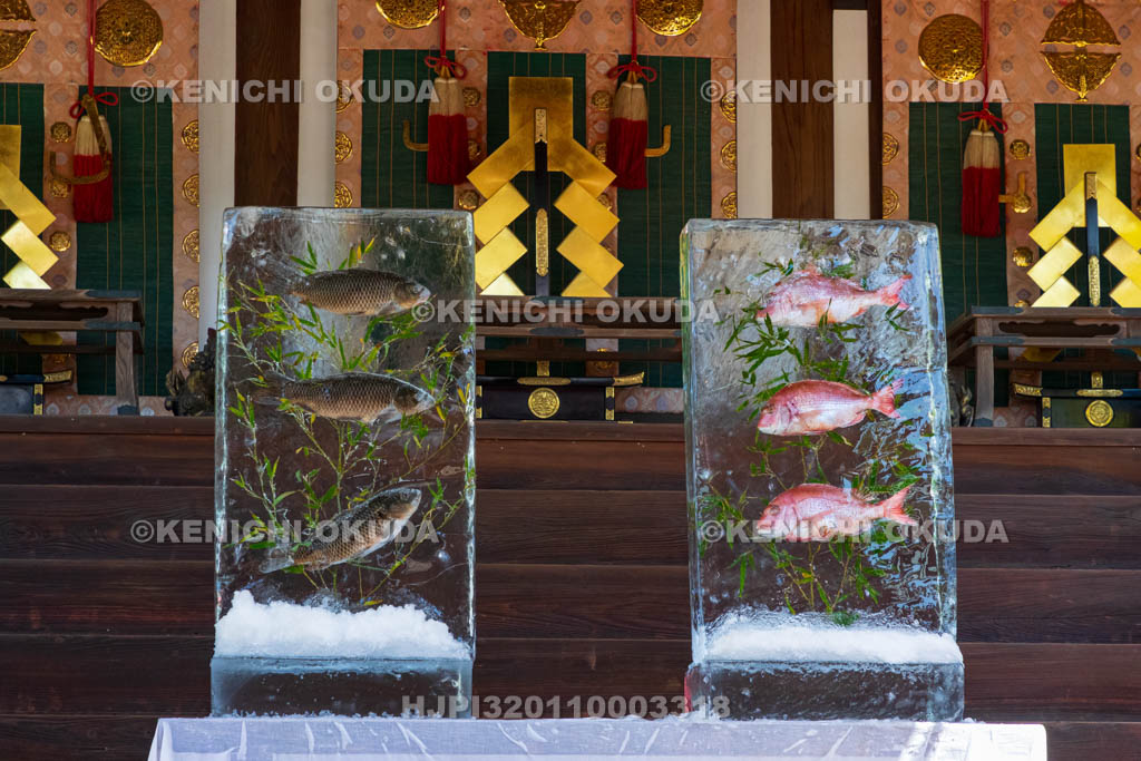 奈良県　氷室神社　献氷祭　神前の氷柱