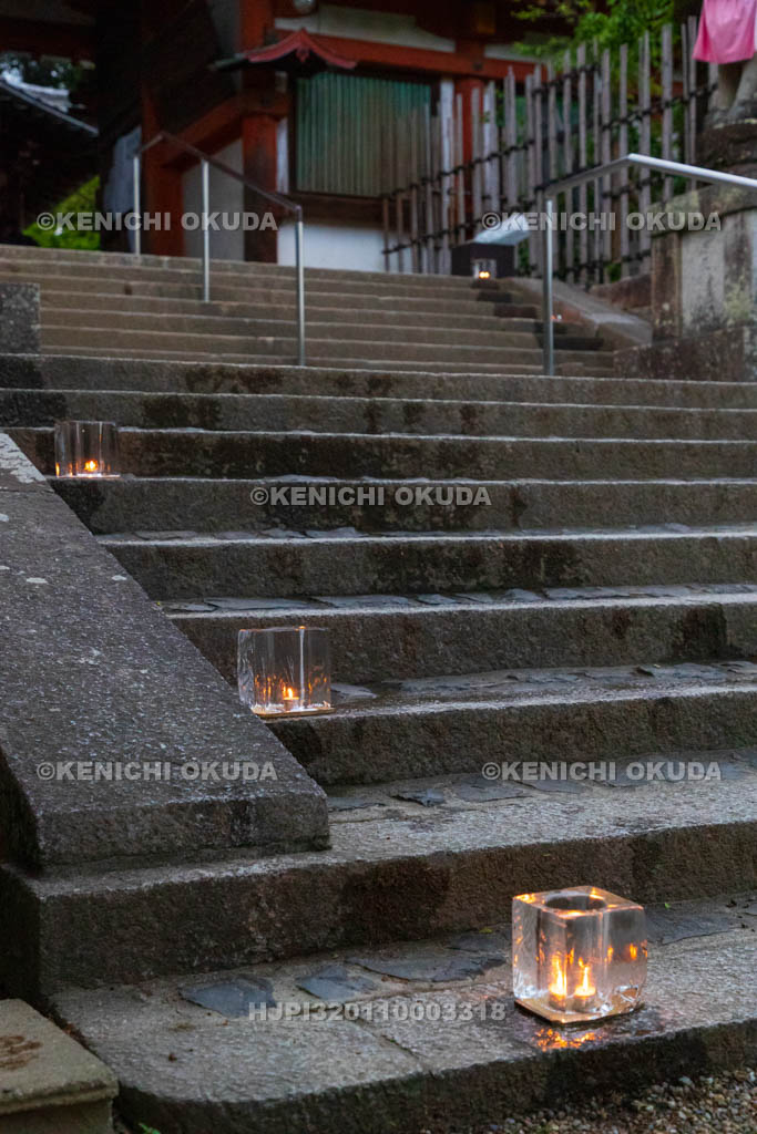 奈良県　氷室神社　献氷祭　参道の氷献灯