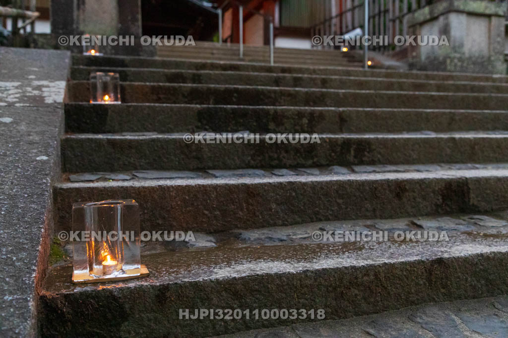 奈良県　氷室神社　献氷祭　参道の氷献灯