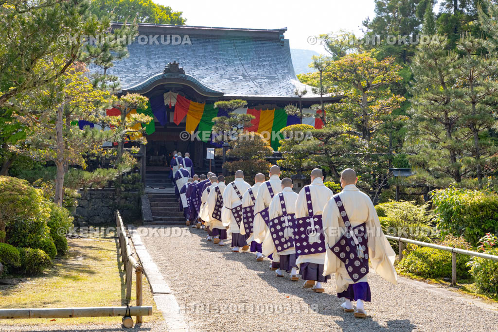 奈良県　東大寺　聖武天皇祭　天皇殿　  論議法要（最勝十講）の参進