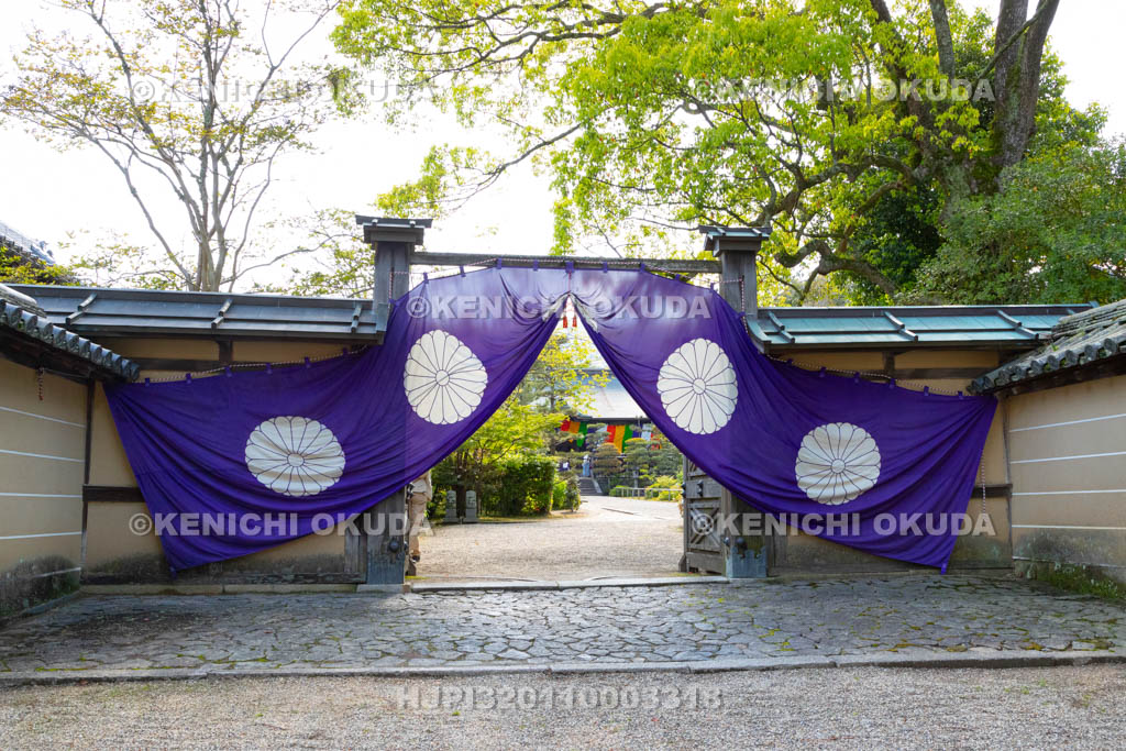 奈良県　東大寺　聖武天皇祭　天皇殿　開扉された門