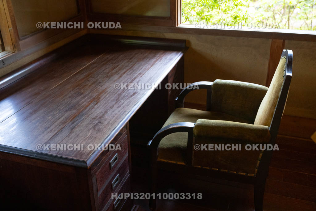 奈良県　志賀直哉旧居（高畑サロン）　一階書斎　志賀直哉の机