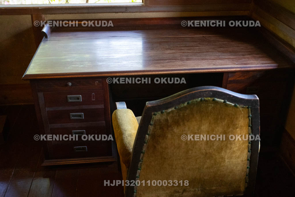 奈良県　志賀直哉旧居（高畑サロン）　一階書斎　志賀直哉の机