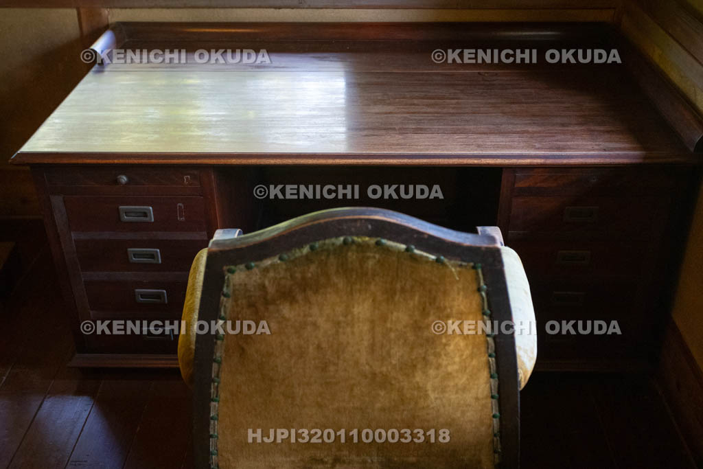 奈良県　志賀直哉旧居（高畑サロン）　一階書斎　志賀直哉の机