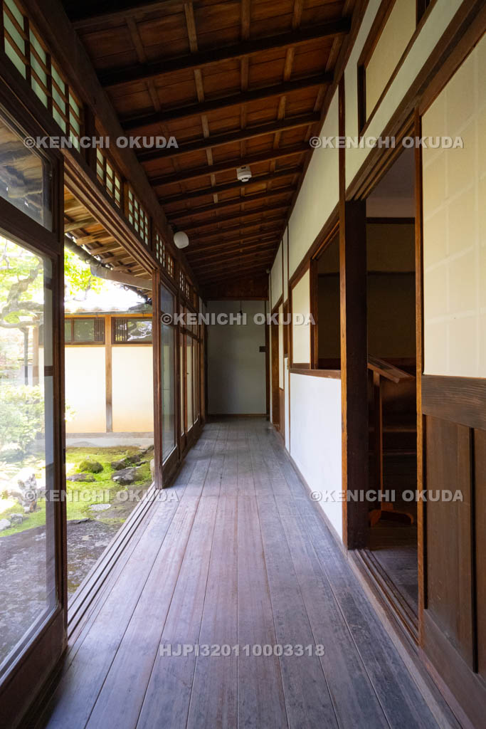 奈良県　志賀直哉旧居（高畑サロン）　一階廊下（食堂横）