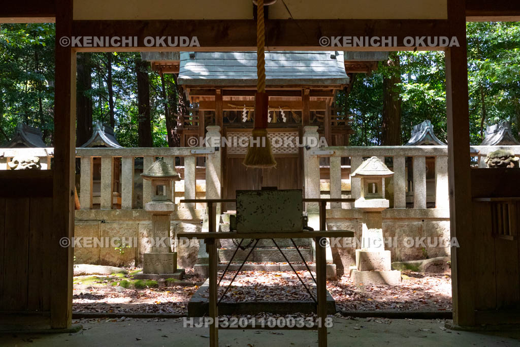 奈良県　御厨子神社　本殿