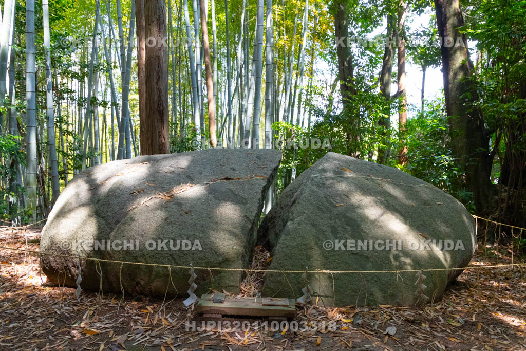 奈良県　御厨子神社　月輪石（つきのわいし）