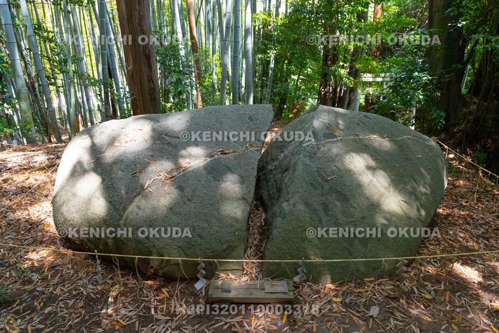 奈良県　御厨子神社　月輪石（つきのわいし）