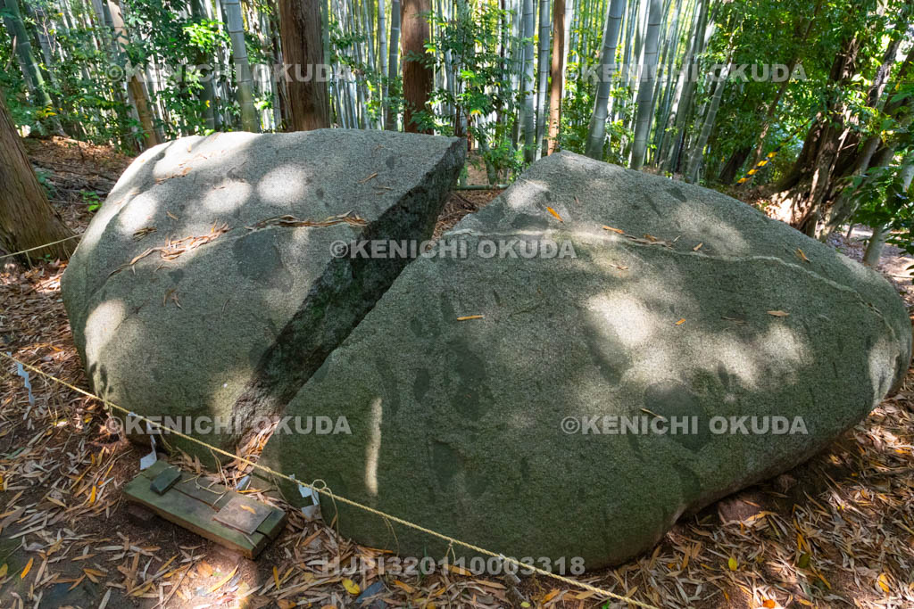 奈良県　御厨子神社　月輪石（つきのわいし）