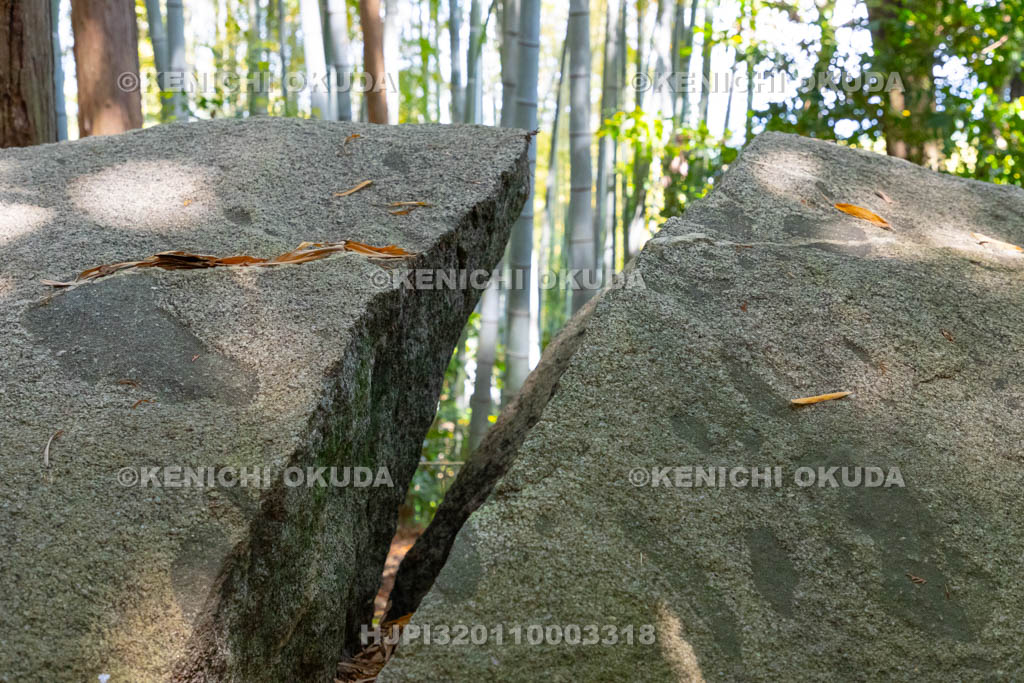 奈良県　御厨子神社　月輪石（つきのわいし）