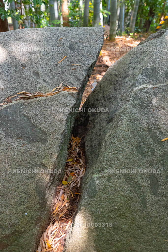 奈良県　御厨子神社　月輪石（つきのわいし）