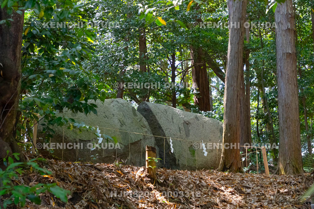 奈良県　御厨子神社　月輪石（つきのわいし）