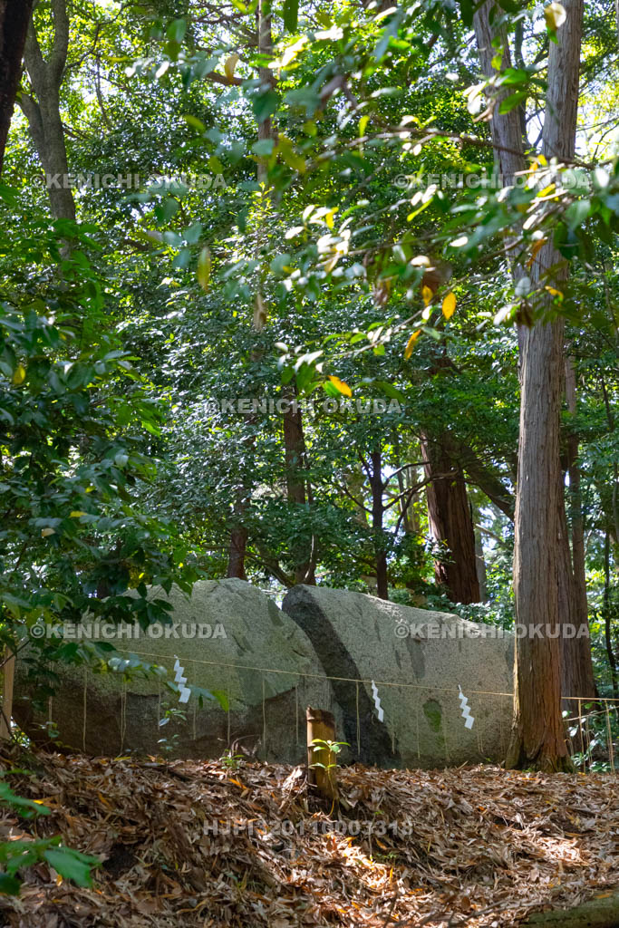 奈良県　御厨子神社　月輪石（つきのわいし）
