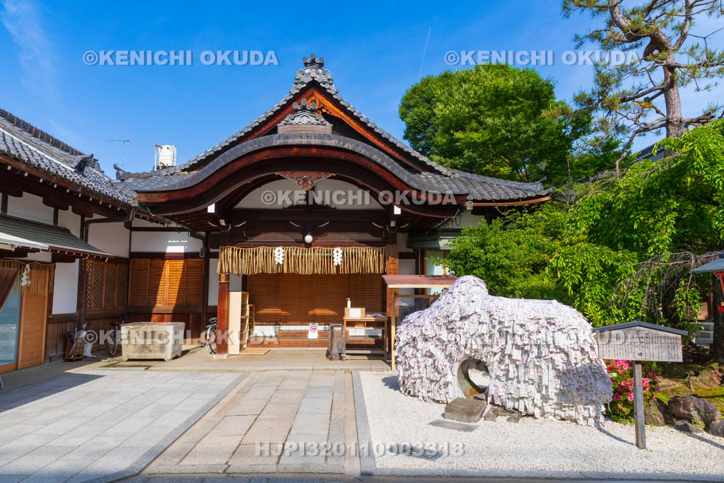 京都府　安井金比羅宮　金比羅会館と縁切り縁結び碑