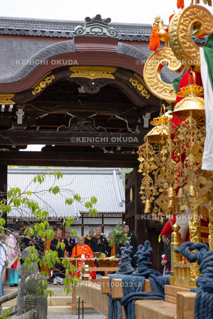 京都府　嵯峨祭還幸祭　神輿渡御　大覚寺にて読経
