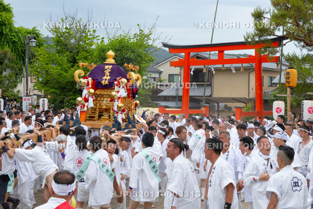 京都府　嵯峨祭還幸祭　神輿渡御　御旅所着輿
