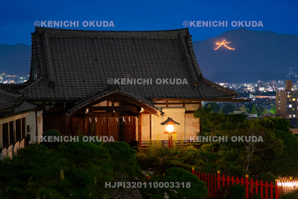 京都府　五山送り火　建勲神社と大文字（如意ヶ嶽）