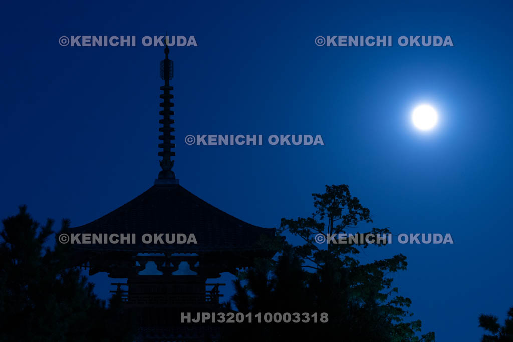 奈良県　法起寺三重塔（国宝）と中秋の名月