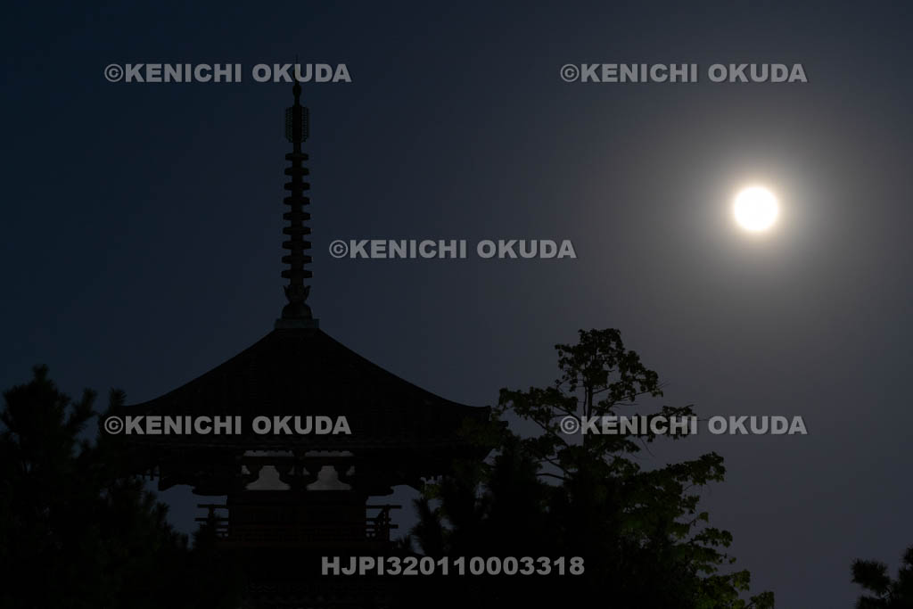 奈良県　法起寺三重塔（国宝）と中秋の名月
