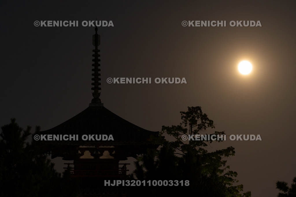 奈良県　法起寺三重塔（国宝）と中秋の名月