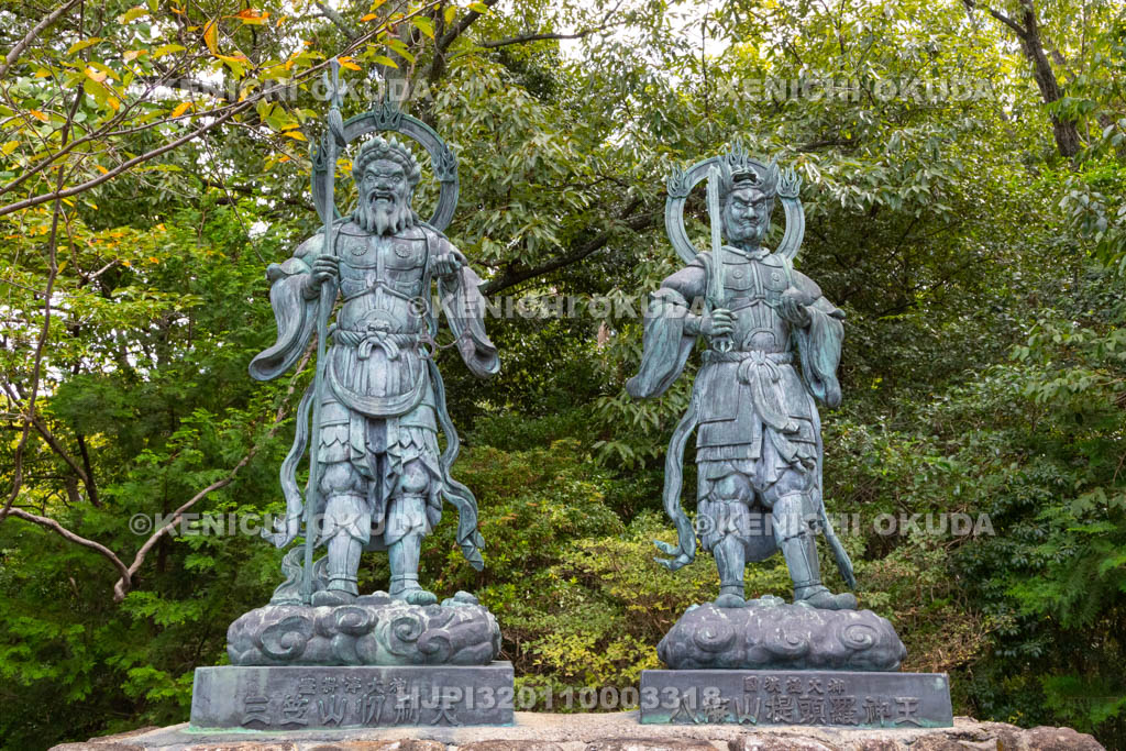 奈良県　御嶽山大和本宮　豊斟渟（とよくむぬの）大神・国狭槌（くにさつちの）大神像