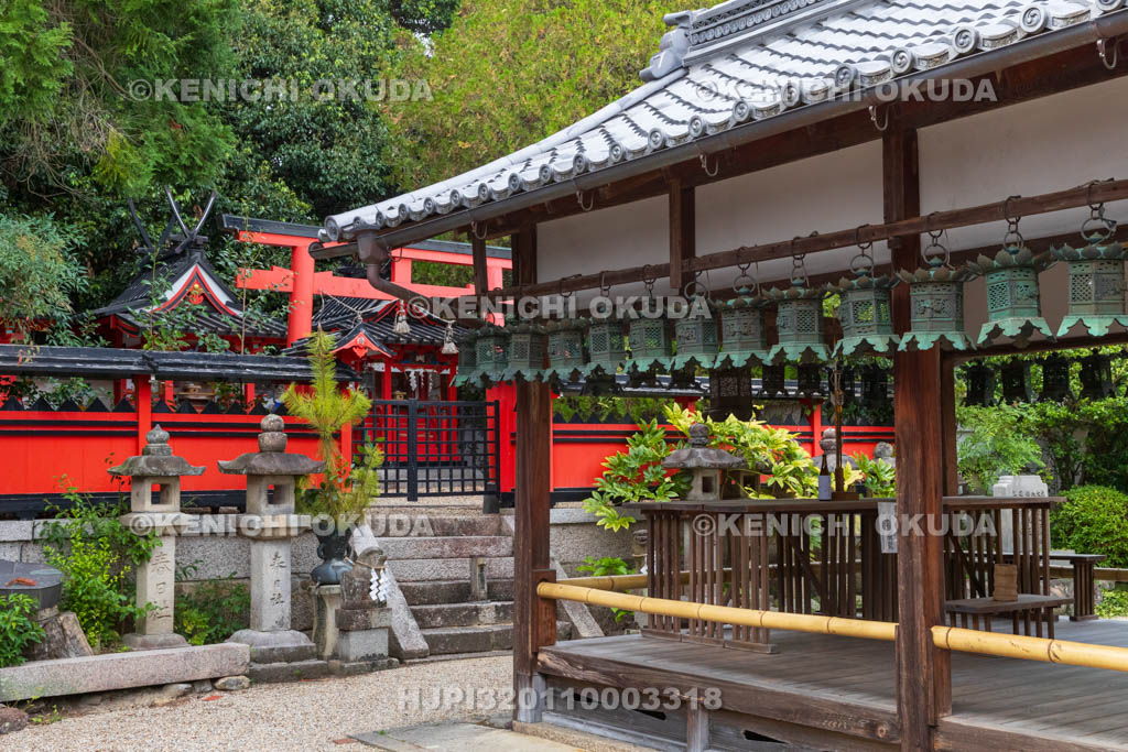 奈良県　奈良豆比古神社　本殿と拝殿