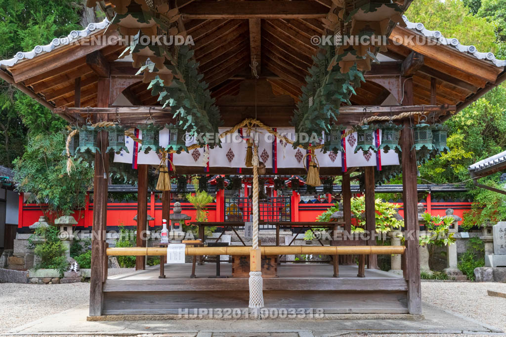 奈良県　奈良豆比古神社　本殿と拝殿