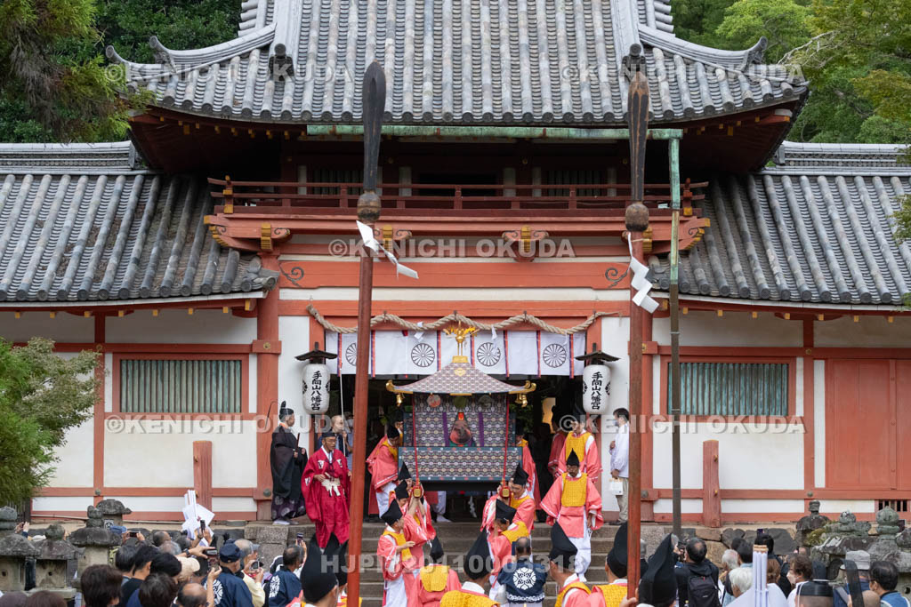 奈良県　手向山八幡宮　転害会　神幸祭（神輿渡御）　発輦