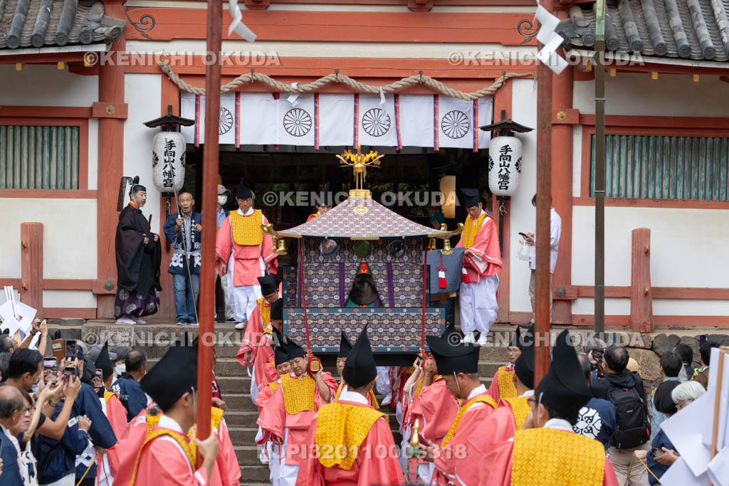 奈良県　手向山八幡宮　転害会　神幸祭（神輿渡御）　発輦