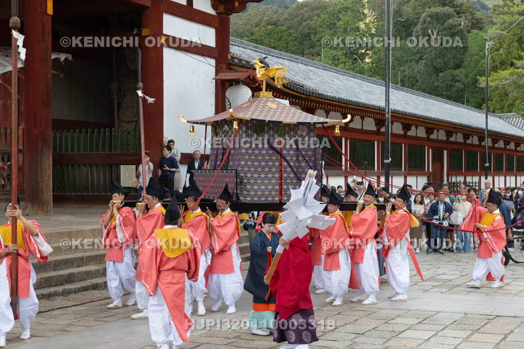 奈良県　手向山八幡宮　転害会　神幸祭（神輿渡御）