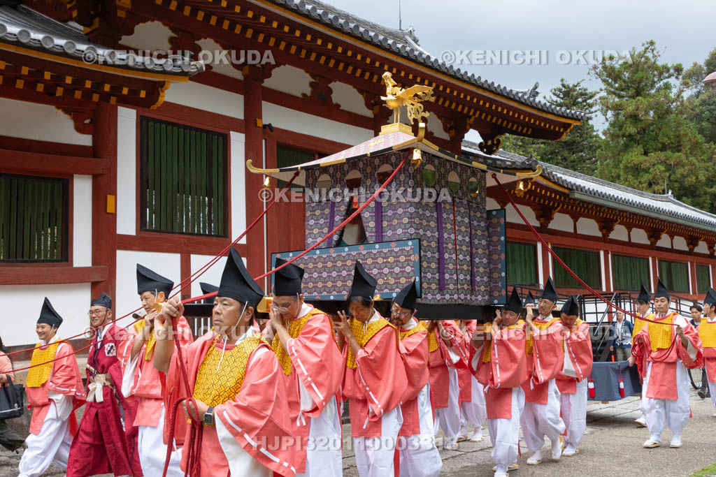 奈良県　手向山八幡宮　転害会　神幸祭（神輿渡御）