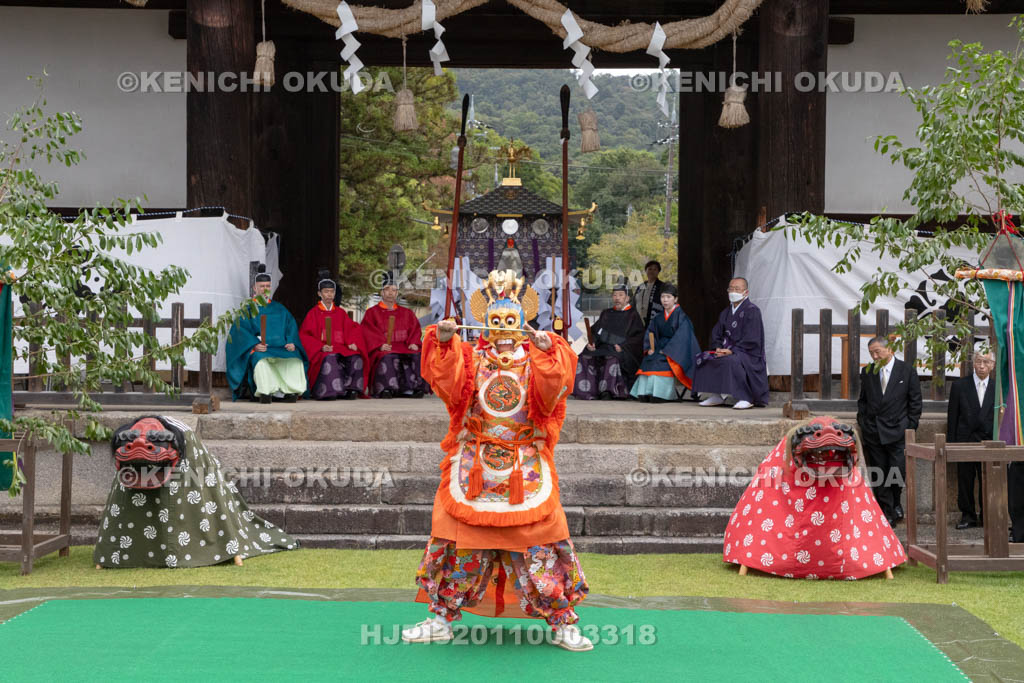 奈良県　手向山八幡宮　転害会　舞楽「蘭陵王」