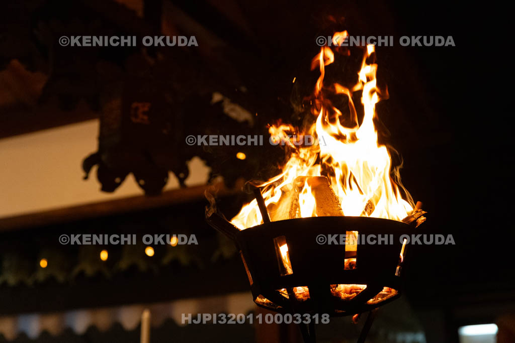 奈良県　奈良豆比古神社　翁舞　かがり火