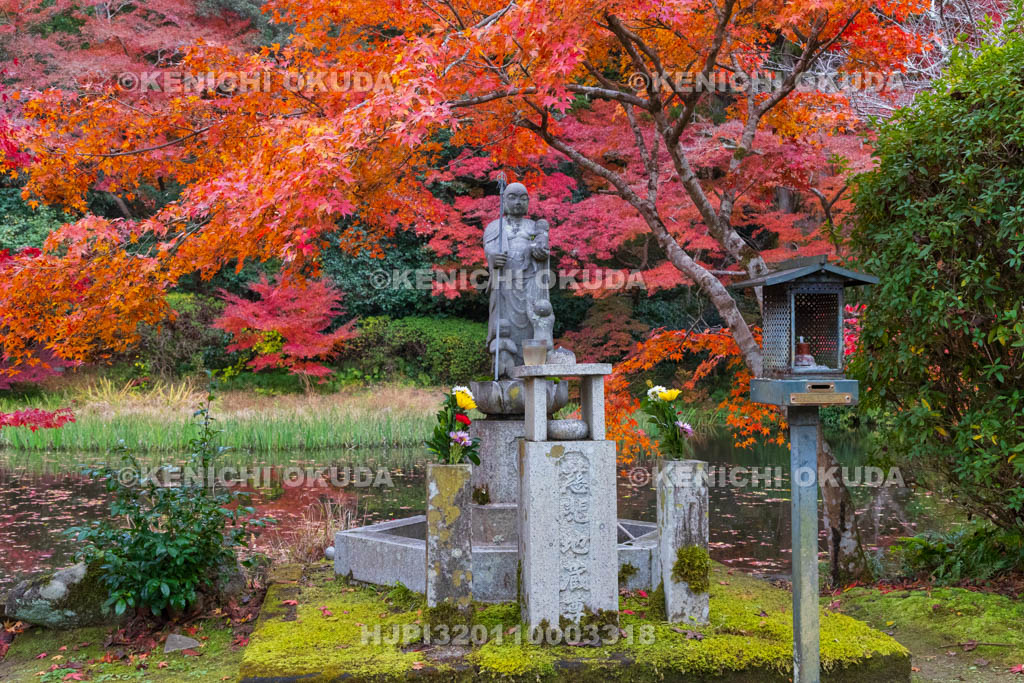 奈良県　紅葉の長岳寺　慈悲地蔵尊と放生池