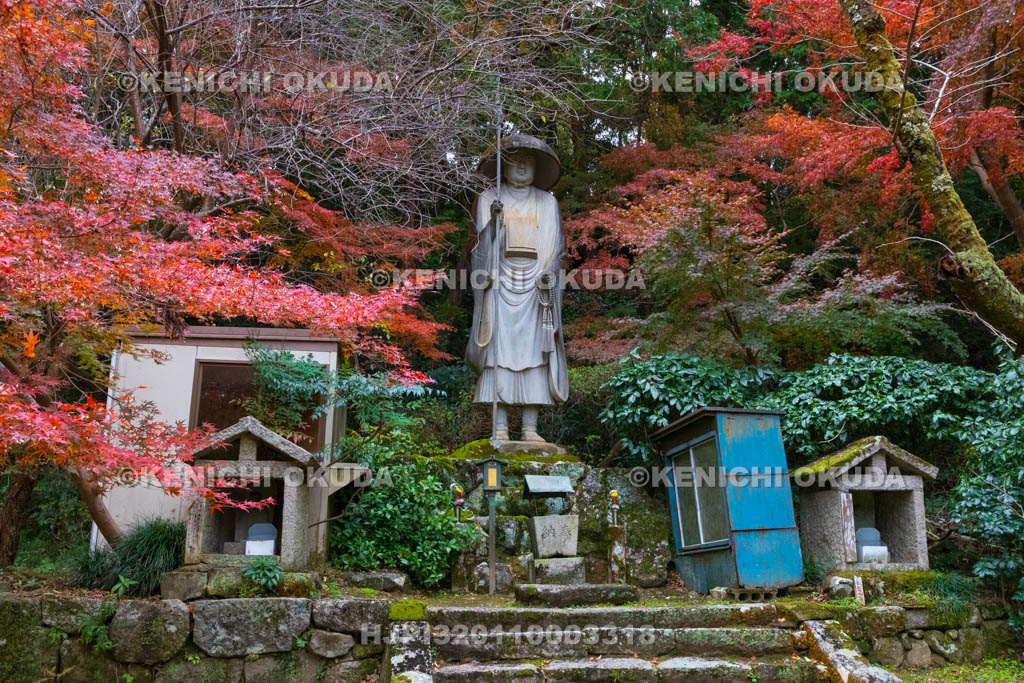 奈良県　紅葉の長岳寺　弘法大師像
