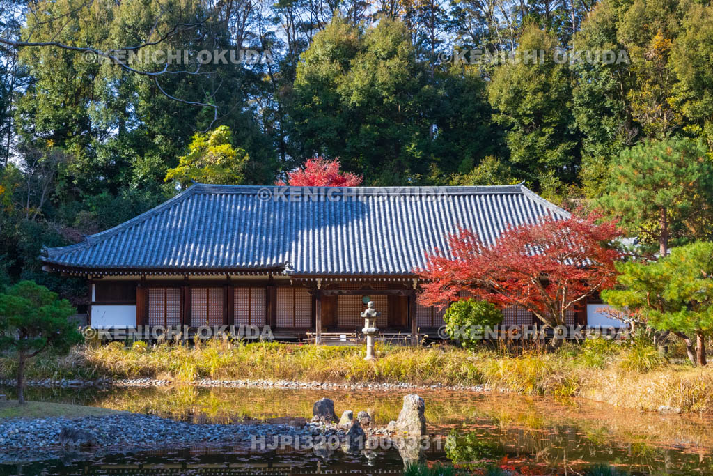 京都府　紅葉の浄瑠璃寺　本堂（国宝）
