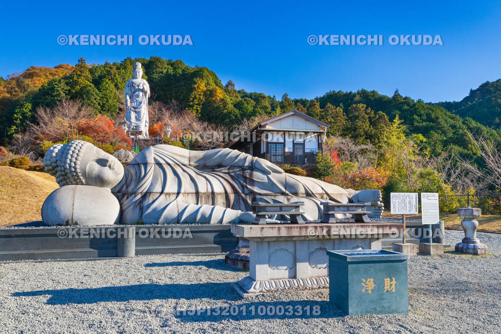 奈良県　紅葉の壷阪寺（南法華寺）　大涅槃石像と大観音石像