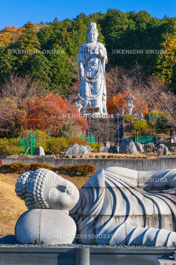 奈良県　紅葉の壷阪寺（南法華寺）　大涅槃石像と大観音石像