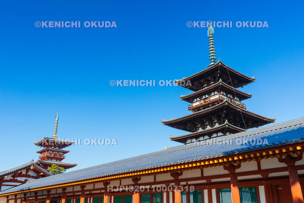 奈良県　薬師寺　東塔（国宝）と西塔